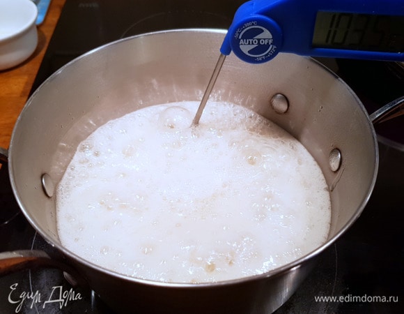 В небольшой кастрюле или сотейнике смешиваем сахар, агар-агар и воду. Из данных продуктов нужно уварить сироп до 110°C. Обязательно используйте термометр! Пока уваривается сироп, нужно взбить белки.