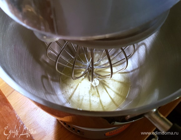 Я буду использовать планетарный миксер, но можно это делать и ручным. В белки добавляем щепотку соли и начинаем взбивать на средней скорости.