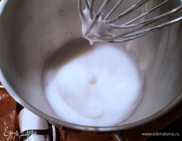 Взбиваем белки до легкой пены и появления первых «барашков». Как только добились данной консистенции, проверяем наш сироп. Обязательно соблюдение техники безопасности, чтобы в этот момент вас никто не толкнул — сироп очень горячий. Поэтому будет лучше, если детей рядом с вами не будет.