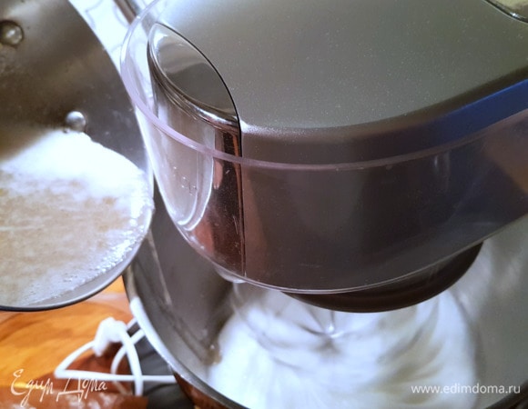 Как только сироп достиг 110°C, переводим миксер на высокую скорость и сразу вводим сироп в белки тонкой струйкой. После добавления сиропа в белки добиваем массу до стоячих пиков и плотной текстуры. Дальше действуем быстро, так как масса с агаром быстро начинает стабилизироваться и застывать.