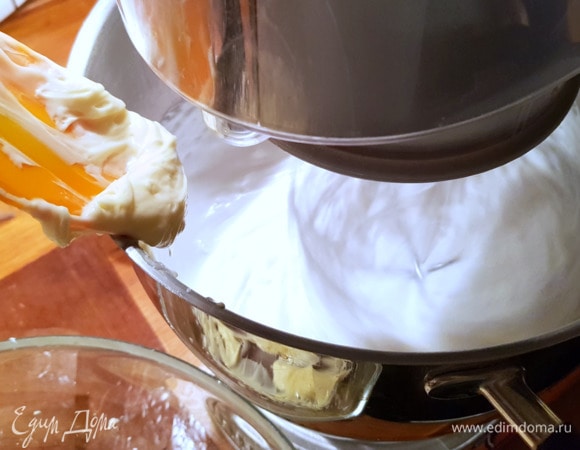 Переводим миксер на среднюю скорость и начинаем вводить в меренгу сливочную массу по одной ложке.