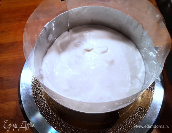 Далее быстро укладываем поверх суфле в середину второй корж меньшего диаметра (18 см) и немного придавливаем его.