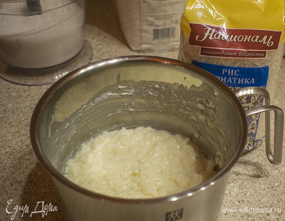 Налить в кастрюлю молоко. Поставить на плиту и довести до кипения. Всыпать в молоко рис «Адриатика» ТМ «Националь». Посолить по вкусу. Варить, постоянно помешивая, 25 минут на медленном огне. Снять с плиты, дать остыть.