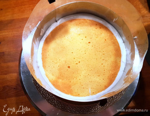 Далее сверху выкладываем оставшееся суфле и выравниваем поверхность.