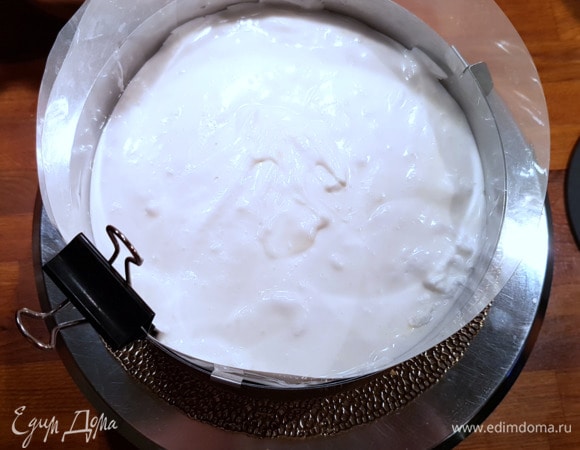 Разровнять поверхность можно лопаткой, а можно потрясти форму из стороны в сторону (только действуйте быстро и аккуратно, чтобы суфле не вытекло из формы снизу). На фото видно, что у меня уже успела схватиться верхушка, пока я фотографировала. Поэтому идеально ровной поверхности не получилось. Убираем торт в холодильник минимум на 2 часа.