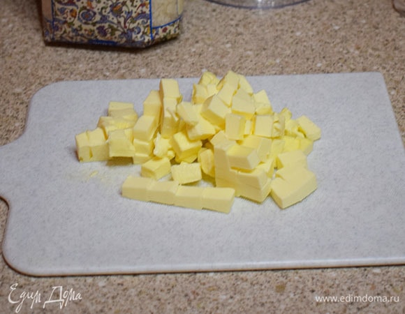 Холодное сливочное масло нарезать кубиками.