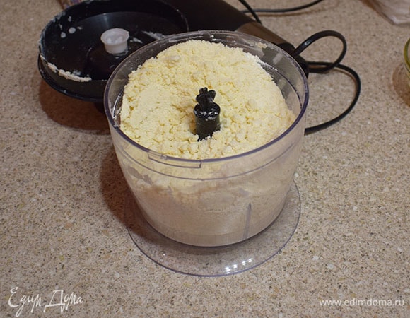 Измельчить в блендере муку, сахар, ванильный сахар, соль и сливочное масло до состояния мелкой крошки.