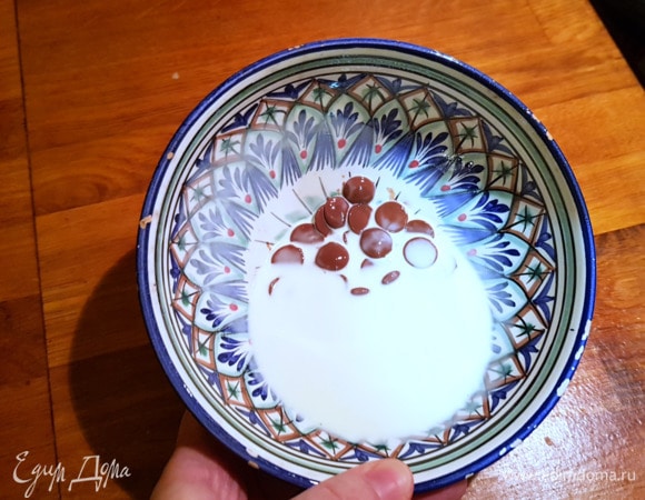 По истечении 2 часов делаем шоколадный слой. Берем горький шоколад (не менее 70%). Я использовала молочный, так как не оказалось горького. Тортик готовила для семейного чаепития, поэтому делала очень тонкий шоколадный слой, мы так очень любим. Но если вы любите в «Птичьем молоке» хрустящий слой потолще, то смело берите двойную норму и шоколада, и сливок. Смешиваем шоколад со сливками не менее 33% жирности в глубокой чашке. И ставим в микроволновку. Импульсами по 30 секунд топим шоколад со сливками, достаем и перемешиваем. Должна получиться гладкая глянцевая эмульсия — ганаш.