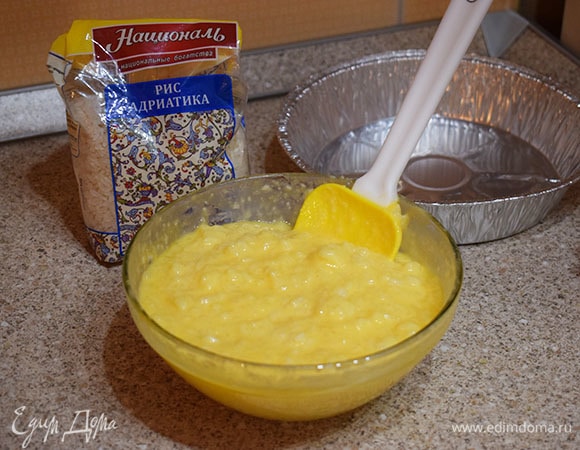 К остывшему рису добавить яичные белки и желтки. Перемешать до однородности.
