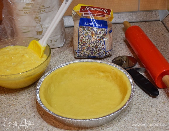 Осторожно перенести тесто в форму, намотав на скалку. Аккуратно обрезать края теста.