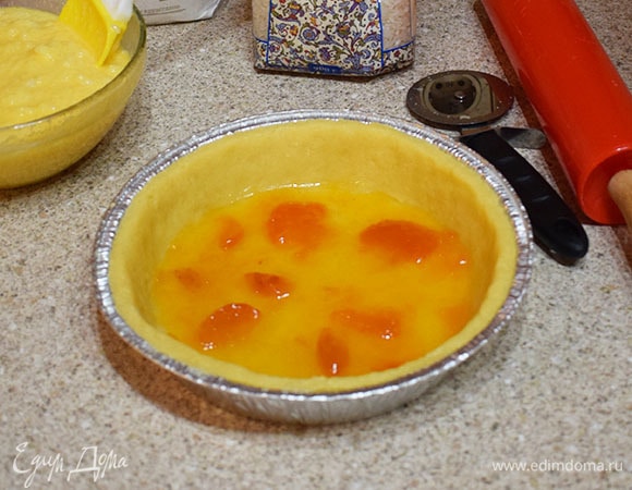 Смазать дно формы вареньем.