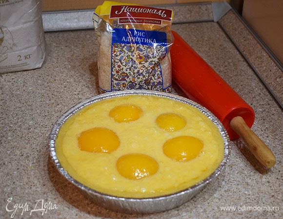 Аккуратно выложить половинки консервированных персиков в начинку.