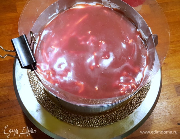 Так как я делаю очень тонкий слой да еще использую молочный шоколад, ганаш не скрыл всех неровностей суфле. Не переживайте, темный шоколад все скроет, а если будете делать слой толще, то в этом случае переживать совсем не стоит — будет идеальная ровная поверхность. В конце рецепта я покажу торт с более толстым слоем ганаша. Я покрывала торт ганашем с помощью кулинарной силиконовой кисти, так как был очень тонкий слой. Если будете делать слой толще, то выливайте весь ганаш на торт и, наклоняя торт, распределяйте ганаш по всей поверхности. Убираем торт в холодильник до полного застывания, лучше на ночь. Если делаете торт утром, то вечером можно уже есть.