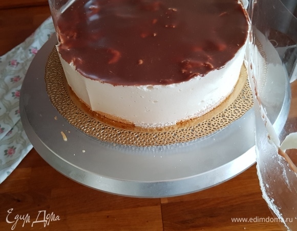 Достаем торт из холодильника, снимаем разъемную форму и ацетатную пленку.