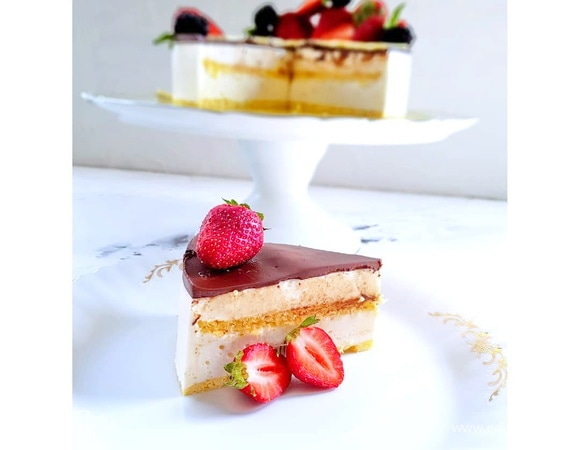 Вот на этом фото двойная порция ганаша на горьком шоколаде. Идеально ровная поверхность) Желаю вам самого вкусного и приятного чаепития!