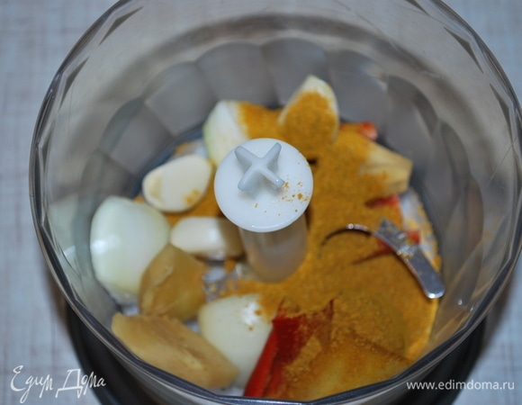 Первым делом сделаем острую пасту. В чаше блендера соедините корень имбиря, чеснок, лук, острый перец и карри.