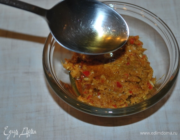 Добавьте столовую ложку арахисового масла.