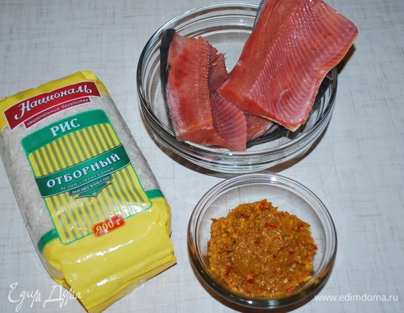 Красную рыбу (у меня нерка) разрежьте на кусочки.