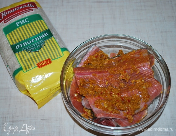 Рыбу намажьте пастой (оставьте одну столовую ложку пасты для риса), на 15 минут оставьте мариноваться.