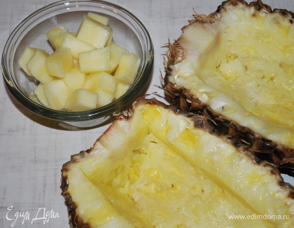 Из ананаса уберите серединку, плотную часть ананаса нарежьте кубиками.