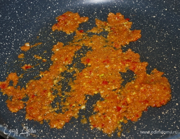 На сковороде обжарьте оставшуюся пасту, добавив ложку арахисового масла, примерно в течение 2-х минут, пока не появится аромат.