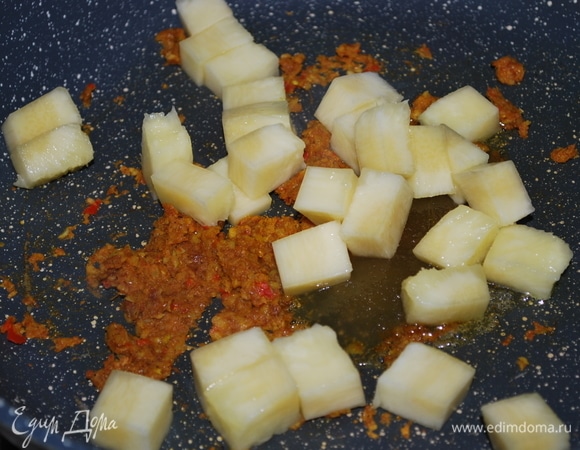 К обжаренной пасте добавьте мед и ананас, перемешайте и обжарьте все вместе.