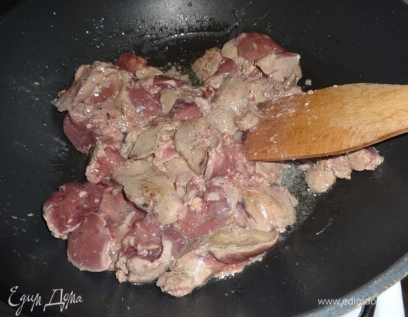 Куриную печень помыть, обсушить бумажным полотенцем. Разогреть часть растительного масла и обжарить куриную печень со всех сторон в течение нескольких минут.