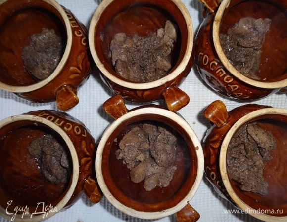 Выложить обжаренную печенку в горшочки вместе с маслом и жидкостью. Немного посолить, поперчить. У меня горшочки объемом 0,6 л.
