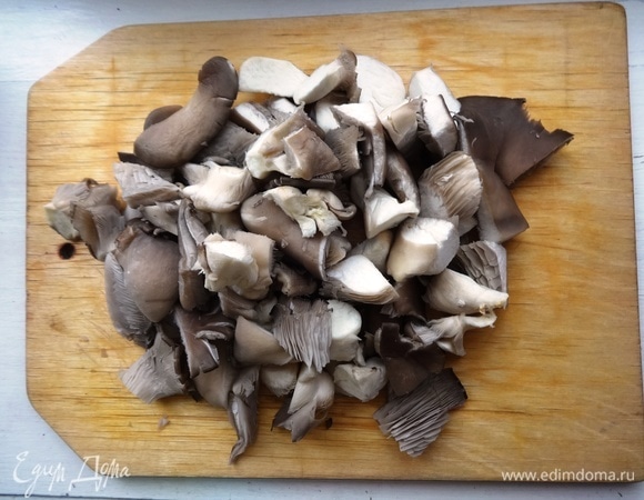 Вешенки вымыть, обсушить. Нарезать крупными кусочками.