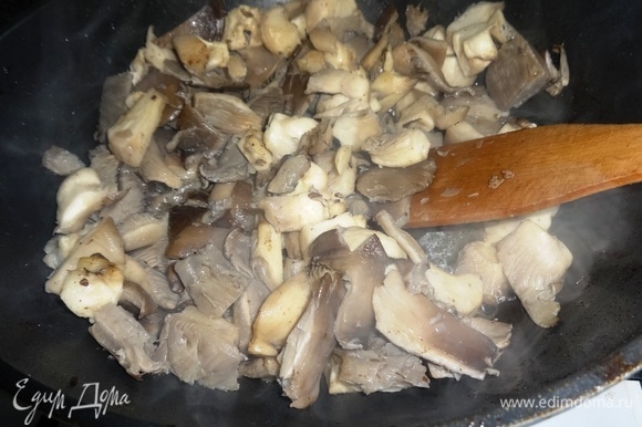 В сковороду добавить часть масла и обжарить на нем грибы.
