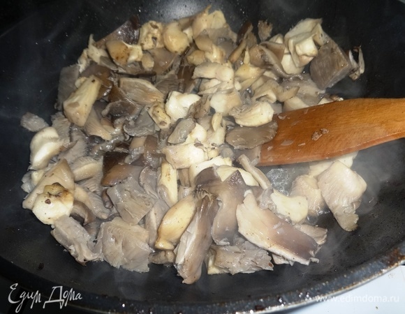 В сковороду добавить часть масла и обжарить на нем грибы.