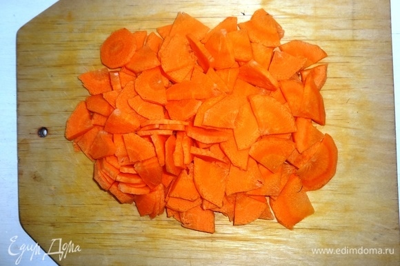 Морковь почистить, вымыть, обсушить и нарезать крупными пластинами.