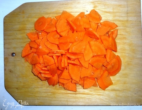 Морковь почистить, вымыть, обсушить и нарезать крупными пластинами.
