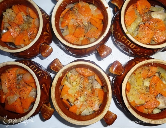 Обжаренные лук и морковь выложить в горшочки, посолить и поперчить.
