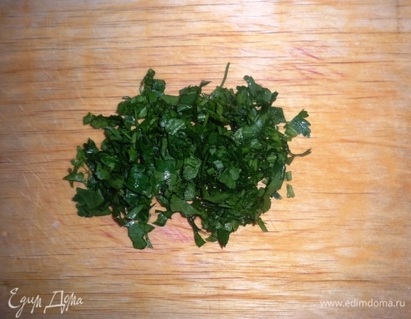 Зелень вымыть, обсушить и мелко нарезать.