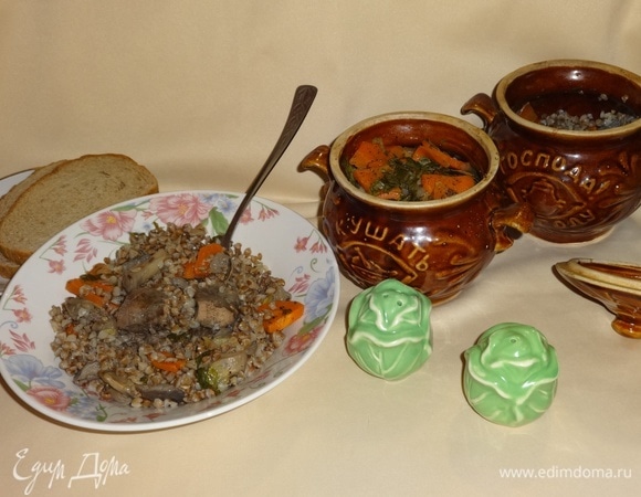 А можно разложить по тарелкам. Кстати, одного горшочка хватит на 2 порции. Прошу к столу! Угощайтесь! Приятного аппетита!