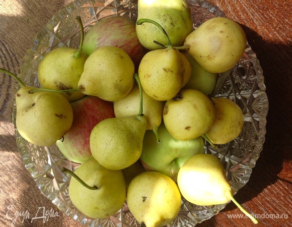 Включаю духовку на 180°C. Яблоки и грушу чищу, нарезаю кубиками.