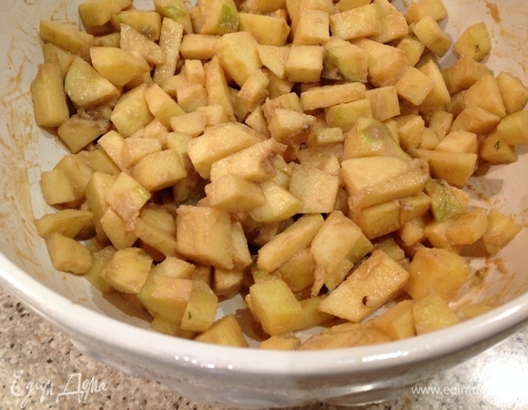 Добавляю яблоки и грушу, хорошо перемешиваю.