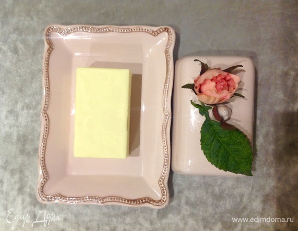 Масло должно быть комнатной температуры. Кладу его в миску, хорошо взбиваю 3–5 минут.