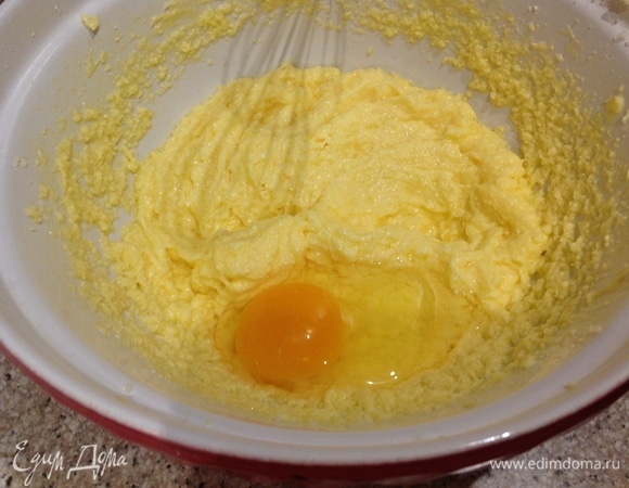 Во взбитое масло добавляю сахар и четыре яйца (по одному), хорошо взбиваю.