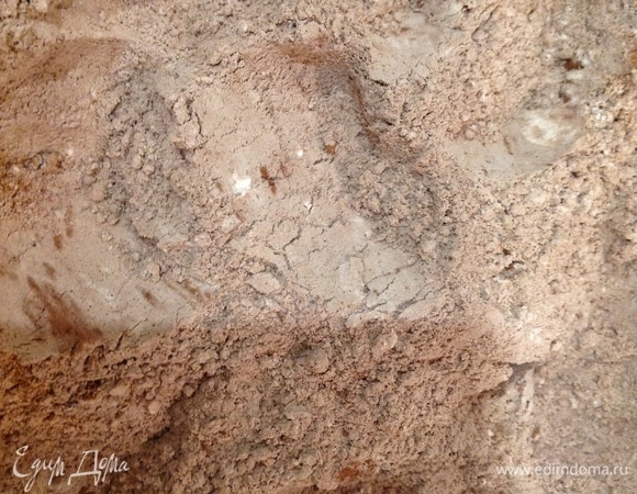 Муку, соль, разрыхлитель, какао, корицу, кардамон хорошо перемешиваю.