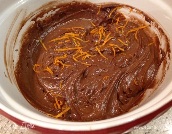 Добавляю в муку орехи, охлажденные сливки, яичную смесь с сахаром и апельсиновую цедру.