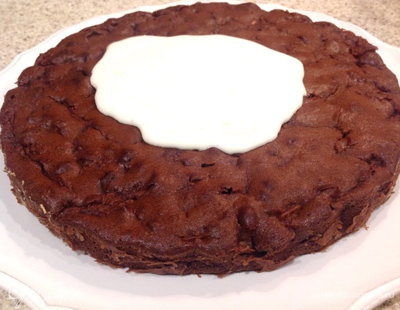 Делаю глазурь: сахарную пудру соединяю с апельсиновым фрешем, взбиваю 2 минуты. Поливаю пирог.