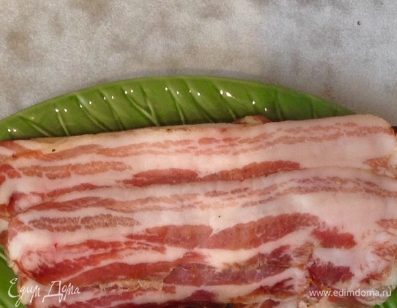 Нарезать бекон, поджарить пару минут без масла.