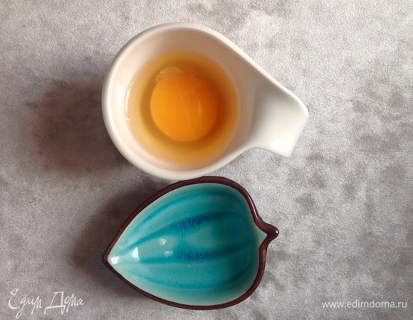 Добавить яйца, помидоры, соль, перец. Жарить 3–5 минут. Тостовый или любой другой хлеб поджарить по 1 минуте в тостере или на решетке в духовке 5 минут.