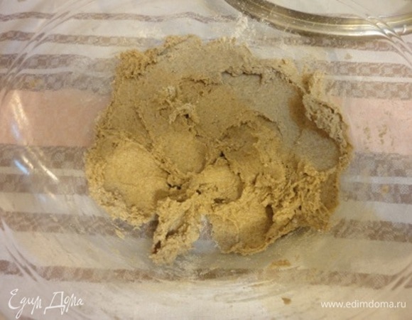 Для опары берем 20 г зрелой ржаной закваски, добавляем 70 г воды комнатной температуры, размешиваем, добавляем 70 г муки. Перемешиваем. Она получается довольно густой консистенции. И оставляем, закрыв пленкой или крышкой, при комнатной температуре на 8–10 часов. Я оставила на ночь.