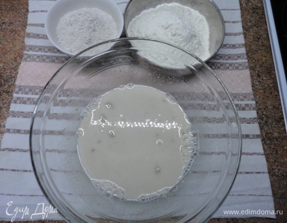 К увеличившейся в 2 раза опаре доливаем воду и хорошо размешиваем.
