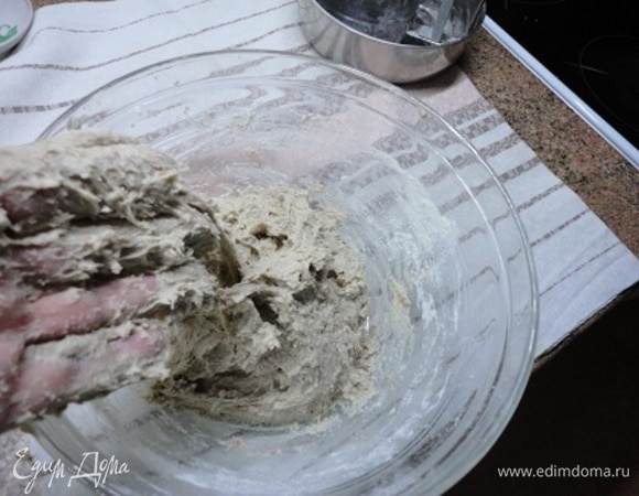 Всыпаем два вида муки и соль. Начинаем замес. Тесто вначале очень липкое, но муку не добавляем. Замешиваем не менее 15 минут, в основном методом складывания.