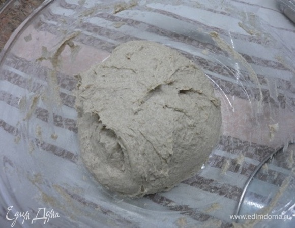 В итоге структура поменялась, тесто стало гладкое, но все равно липкое. Закрываем тесто и оставляем его в теплом месте на 2–2,5 часа. Оно должно увеличиться в 2 раза.