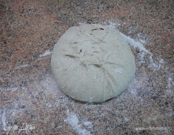 Рабочую поверхность подпыляем ржаной мукой, выкладываем тесто и формируем хлеб, запечатывая края теста к середине (у меня будет круглый хлеб).